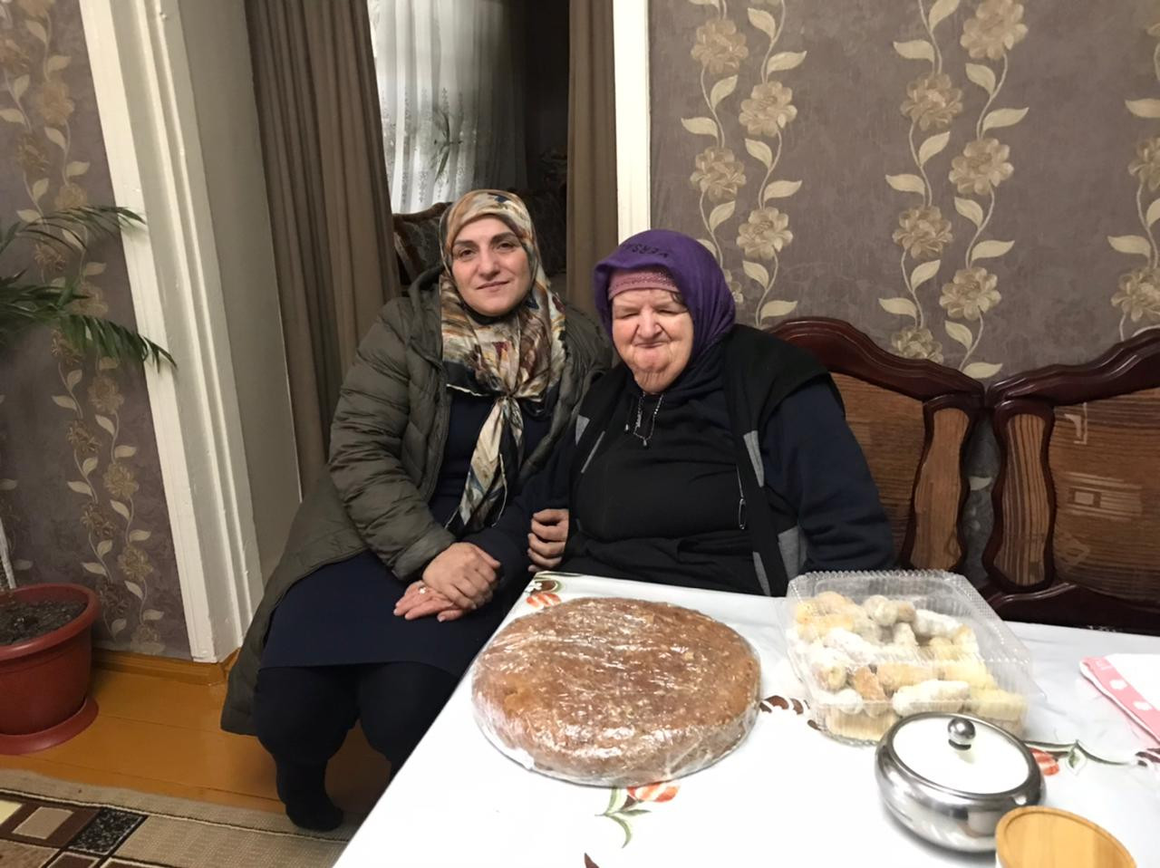 Работники центра социального обслуживания Хунзахского района поздравили своих подопечных с праздником Ураза-байрам